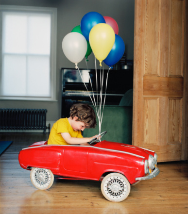 мальчик на машинке с шариками
