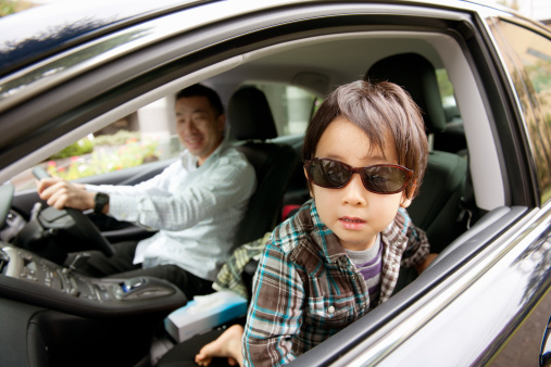 ребенок в очках в машине